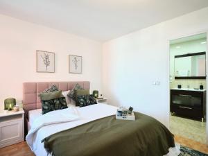 Cama o camas de una habitación en My City Home- Bright apartment in great location