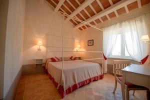 a bedroom with a bed and a table in a room at Il Casale Di Giulia in Sirolo