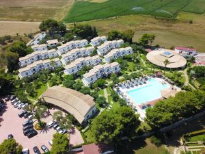 - une vue aérienne sur un complexe avec une piscine dans l'établissement Villaggio Spiagge Rosse, à Capo Rizzuto