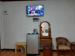 a room with a refrigerator and a tv on the wall at จักรดาว เมาท์เท่น วิว (Mountain View) in Ban Nong Saeng (4)