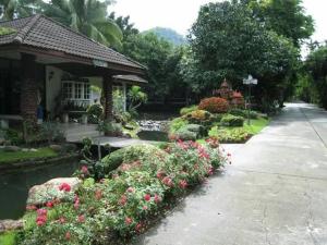 un jardín con flores frente a una casa en จักรดาว เมาท์เท่น วิว (Mountain View) en Ban Nong Saeng (4)