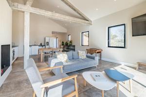 ein Wohnzimmer mit einem Sofa und einem Tisch in der Unterkunft Loft d'architecte au coeur d'un domaine viticole in La Cadière-dʼAzur