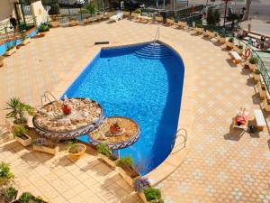 an overhead view of a swimming pool in a resort at Apartment Coblanca III in Benidorm