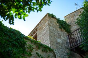 a brick building with a window and a balcony at Eveleos Country House in Tochni