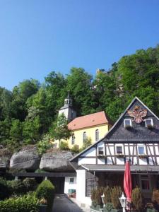 un bâtiment avec une horloge en haut dans l'établissement Hotel Schwarzer Bär, à Zittau