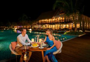 加弗阿利夫环礁Mercure Maldives Kooddoo - Adults - Only Escape - 50 percent off Transfers的坐在桌旁的男女