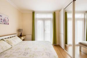 um quarto com uma cama e uma grande janela em Bikki Apartments - 2 Bedroom em Harrow