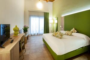 Postel nebo postele na pokoji v ubytování Eco Resort Dei Siriti + 37 fotografií