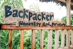 Certificato, attestato, insegna o altro documento esposto da Backpacker Kawah Ijen