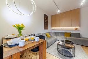 salon z kanapą i stołem z kieliszkami do wina w obiekcie Apartament nad jeziorem Długim Leśna # 28 w Olsztynie
