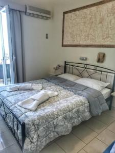 A bed or beds in a room at Panorama Hotel - Restaurant