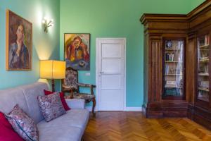 een woonkamer met blauwe muren en een bank bij Appartamento a Piazza Cavour by Wonderful Italy in Napels