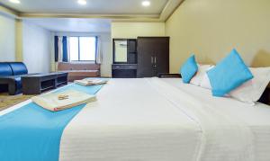 Cama ou camas em um quarto em Rajdeep Inn