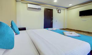 Cama ou camas em um quarto em Rajdeep Inn