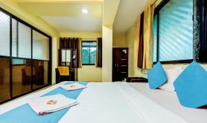 Cama ou camas em um quarto em Rajdeep Inn