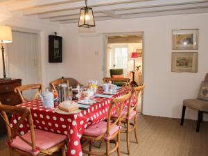 una mesa con un paño de lunares rojo y blanco en Wolvesacre Mill Cottage en Whitchurch