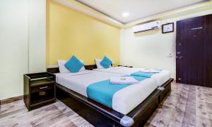 Cama ou camas em um quarto em Rajdeep Inn