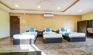 Cama ou camas em um quarto em Rajdeep Inn