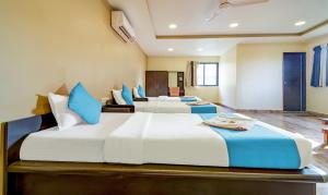 Cama ou camas em um quarto em Rajdeep Inn