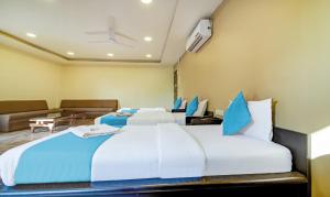 Cama ou camas em um quarto em Rajdeep Inn