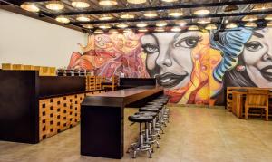 Um restaurante ou outro lugar para comer em Rajdeep Inn