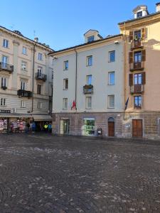 una calle adoquinada frente a dos edificios en Maison Boch, en Aosta