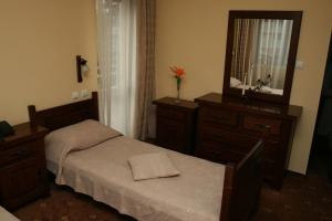 1 dormitorio con 2 camas, espejo y tocador en Complex Casa Lux, en Botoşani