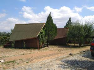 uma casa com dois telhados numa entrada de tijolos em Camping Lotca Fermecata em Cazasu