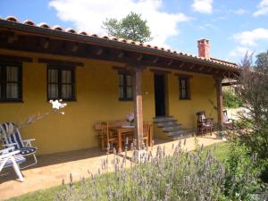 PiloñaにあるTurismo Rural el Sidronの黄色の家