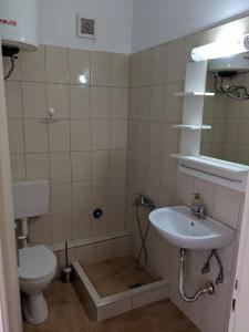 Un baño de Kapsouli Square Komotini