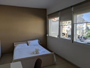 Una cama o camas en una habitación de Kapsouli Square Komotini