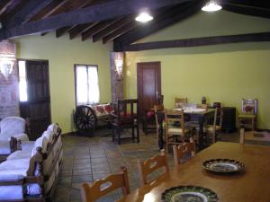 PiloñaにあるTurismo Rural el Sidronのテーブルと椅子、ダイニングルームが備わります。