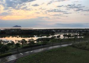 een weg met uitzicht op een waterlichaam bij Lan Yue Homestay in Toucheng