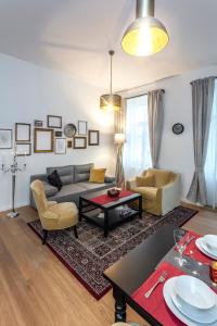 ein Wohnzimmer mit einem Sofa und einem Tisch in der Unterkunft A Prague Apartments - Lesser Town in Prag