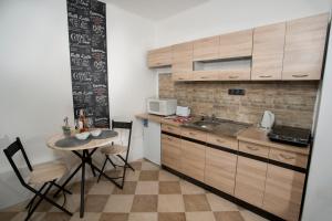 Kuchyň nebo kuchyňský kout v ubytování Szitakötő Apartman