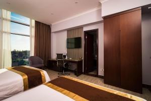 TV a/nebo společenská místnost v ubytování Hotel City Plaza & Suites