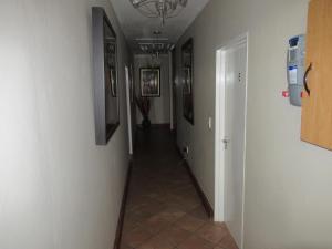 un couloir avec un long couloir avec une hallwayngth dans l'établissement faces guesthouse, à Bethlehem