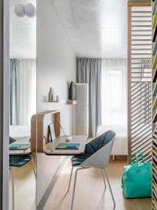 um escritório com uma secretária, uma cadeira e uma cama em OKKO Hotels Toulon Centre em Toulon