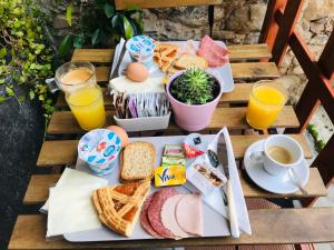 un vassoio di prodotti per la colazione e bevande su un tavolo di Hotel Aida a Firenze