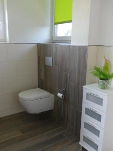 a bathroom with a toilet and a green window at Townhouse Kassel City Modern/Ruhig/Kostenlose Parkmöglichkeiten in Kassel