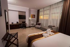 TV a/nebo společenská místnost v ubytování Hotel City Plaza & Suites