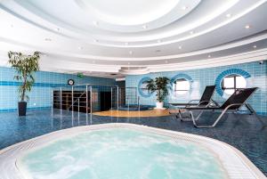Bazén v ubytovaní Qubus Hotel Legnica alebo v jeho blízkosti