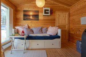 Una habitación con una cama con una mesa. en Mökki - The White Blue Wilderness Lodge, en Inari