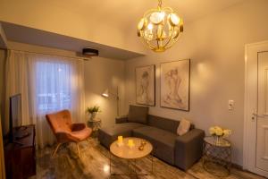 een woonkamer met een bank en een tafel bij Sunrise Resort Hotel in Mithimna