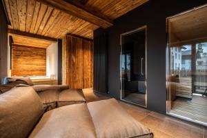 a living room with couches and a large window at Osteria Da Alvise in Sùtrio