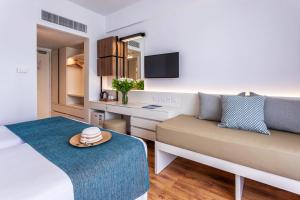 TV a/nebo společenská místnost v ubytování Louis Phaethon Beach