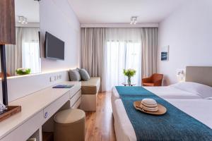 Postel nebo postele na pokoji v ubytování Louis Phaethon Beach