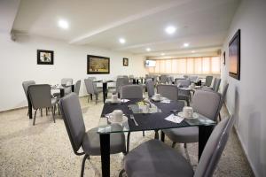 a dining room with tables and chairs in it at Hotel Arawak Upar in Valledupar