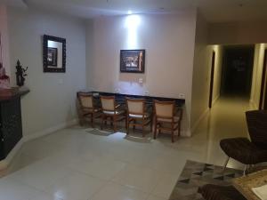 Cette chambre comprend un bar avec des chaises. dans l'établissement PEDRA BONITA PRECIOSO HOTEL ltda, à Itaboraí