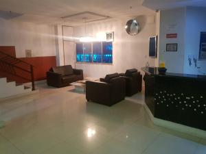 - un salon avec deux canapés et une télévision dans l'établissement PEDRA BONITA PRECIOSO HOTEL ltda, à Itaboraí